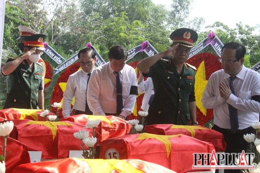 Lãnh đạo Tỉnh ủy, Quân khu 7, Huyện ủy Nhơn Trạch trong buổi lễ truy điệu.