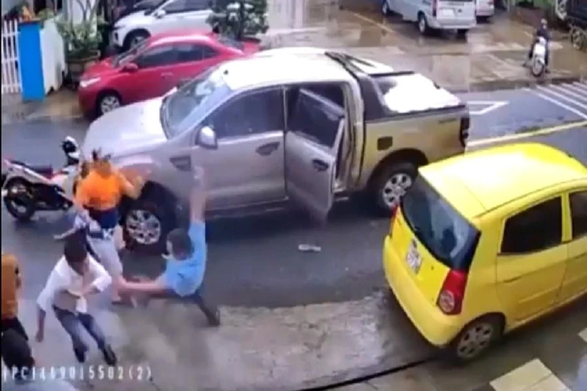 Hai nhóm ẩu đá nhau trên đường khiến ba người bị đánh bất tỉnh. Ảnh: Cắt từ Clip. Hai nhóm ẩu đá nhau trên đường khiến ba người bị đánh bất tỉnh. Ảnh: Cắt từ Clip.
