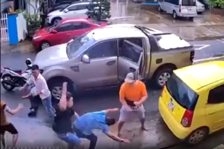 Hình ảnh đánh nhau khiến hai người đi ô tô gục tại chỗ. Ảnh: Cắt từ clip Hình ảnh đánh nhau khiến hai người đi ô tô gục tại chỗ. Ảnh: Cắt từ clip