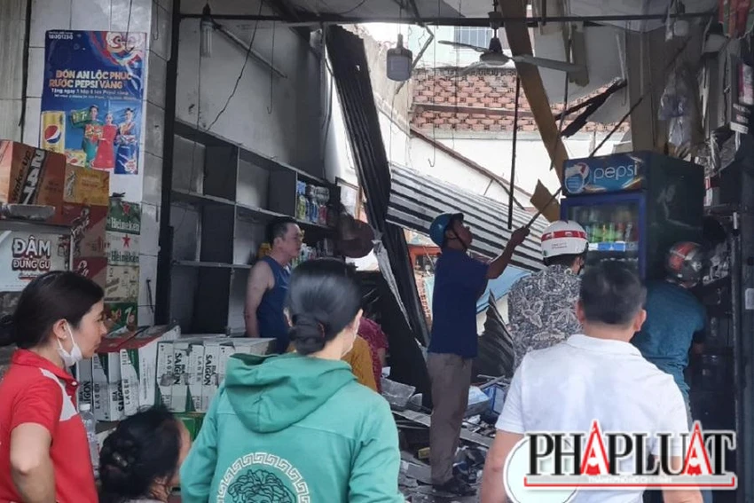 Hiện trường căn nhà bị sập mảng tường lớn phía bên trong khiến một người bị thương nặng. Hiện trường căn nhà bị sập mảng tường lớn phía bên trong khiến một người bị thương nặng.