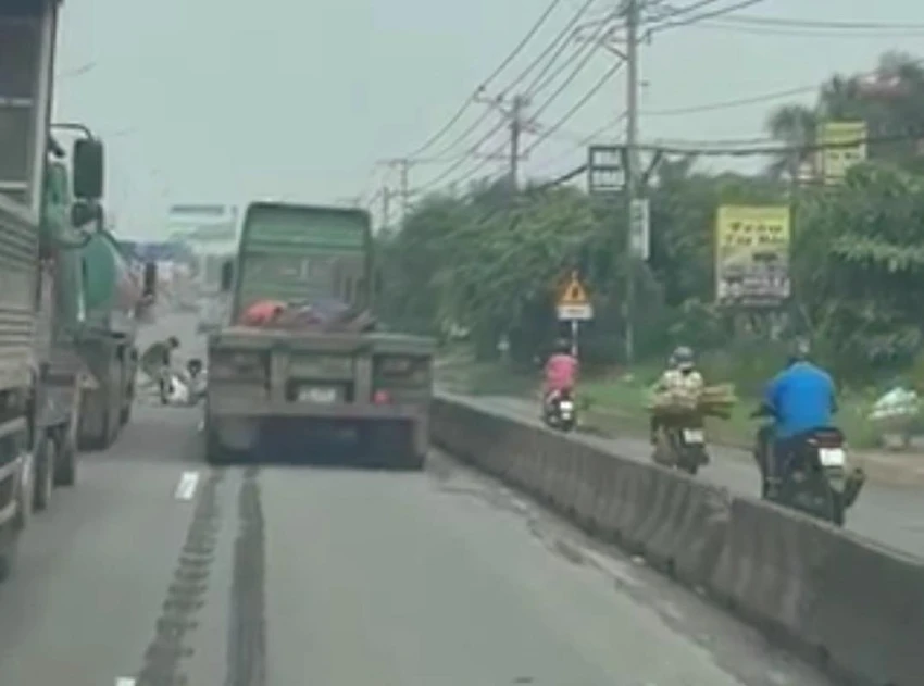Hai tài xế xe container dùng hung khí tấn công tài xế xe tải ben. Hai tài xế xe container dùng hung khí tấn công tài xế xe tải ben.