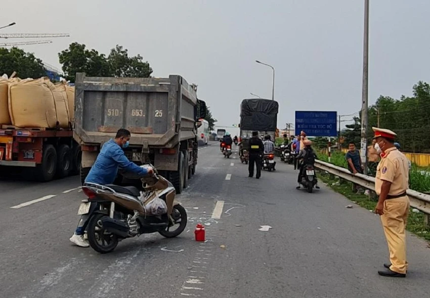 Cơ quan công an tiến hành khám nghiệm hiện trường vụ tai nạn giao thông. Ảnh: VH.