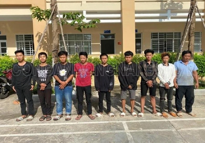 Nhóm của Tiến bị công an tạm giữ. Ảnh: CAĐN. Nhóm của Tiến bị công an tạm giữ. Ảnh: CAĐN.