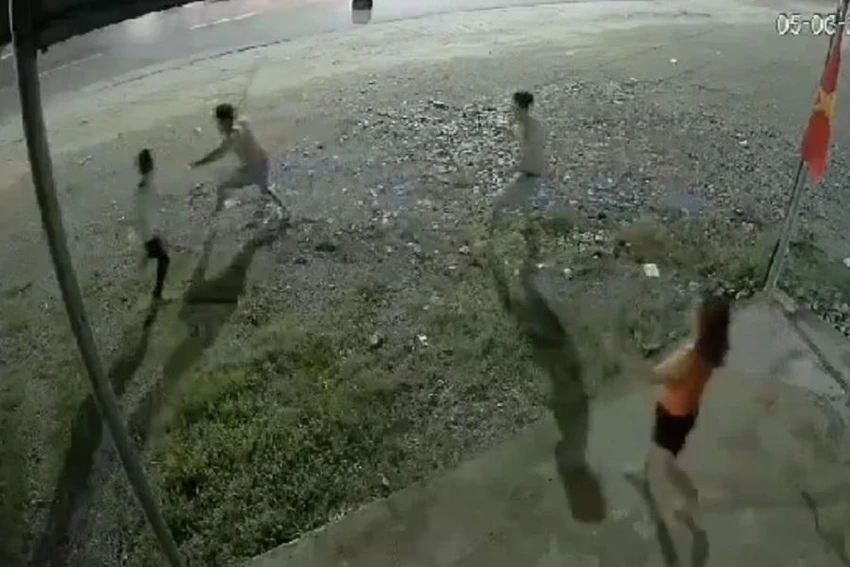 Nhóm thanh thiếu niên dùng hung khí đến tận nhà đối thủ truy sát. Ảnh cắt từ clip. Nhóm thanh thiếu niên dùng hung khí đến tận nhà đối thủ truy sát. Ảnh cắt từ clip.