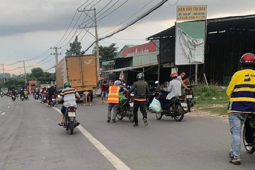 Hàng loạt xe máy bị trúng đinh phải dắt bộ. Ảnh: VH. Hàng loạt xe máy bị trúng đinh phải dắt bộ. Ảnh: VH.
