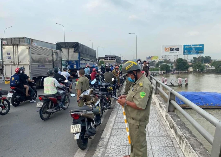 Lực lượng chức năng có mặt trên cầu Đồng Nai để điều tiết giao thông vì người hiếu kỳ dừng lại xem rất đông. Ảnh: VH. Lực lượng chức năng có mặt trên cầu Đồng Nai để điều tiết giao thông vì người hiếu kỳ dừng lại xem rất đông. Ảnh: VH.