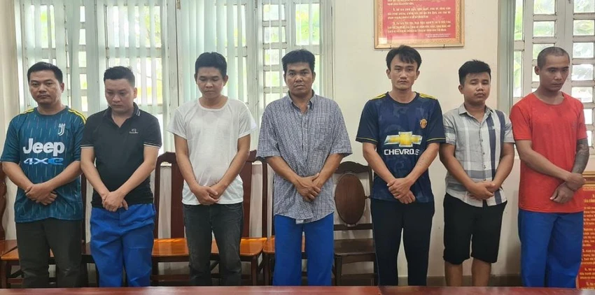 Nhóm nghi can bị công an bắt giữ. Ảnh: VH Nhóm nghi can bị công an bắt giữ. Ảnh: VH