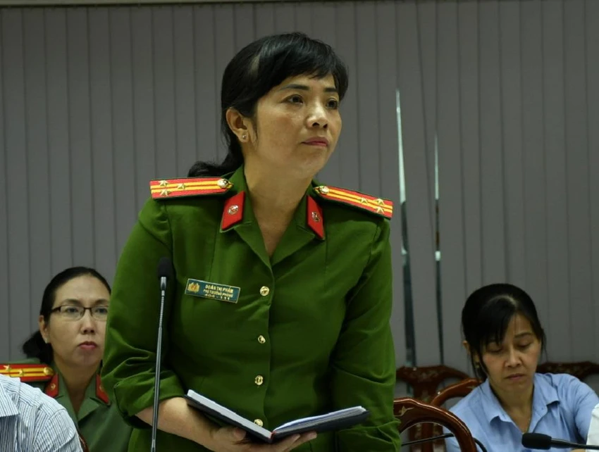 Thượng tá Đoàn Thị Phẩm, Phó trưởng Phòng PC06 Công an tỉnh Đồng Nai, thông tin về phí thu 26.000 đồng của bưu điện để người dân nhận CCCD tại nhà . Ảnh: VH Thượng tá Đoàn Thị Phẩm, Phó trưởng Phòng PC06 Công an tỉnh Đồng Nai, thông tin về phí thu 26.000 đồng của bưu điện để người dân nhận CCCD tại nhà . Ảnh: VH