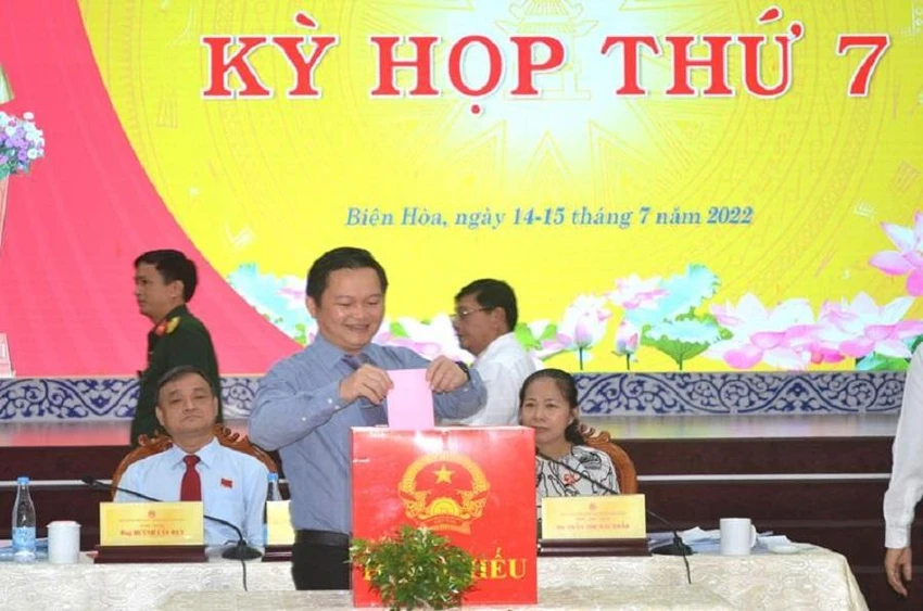 Các đại biểu bỏ phiếu bầu chức danh Chủ tịch UBND TP Biên Hòa. Ảnh: CTTĐN
