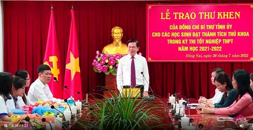 Bí thư Tỉnh ủy Đồng Nai Nguyễn Hồng Lĩnh khen ngợi tất cả học sinh đã tốt nghiệp THPT, đặc biệt biểu dương 6 học sinh đạt thành tích thủ khoa của kỳ thi. Ảnh: AX. Bí thư Tỉnh ủy Đồng Nai Nguyễn Hồng Lĩnh khen ngợi tất cả học sinh đã tốt nghiệp THPT, đặc biệt biểu dương 6 học sinh đạt thành tích thủ khoa của kỳ thi. Ảnh: AX.