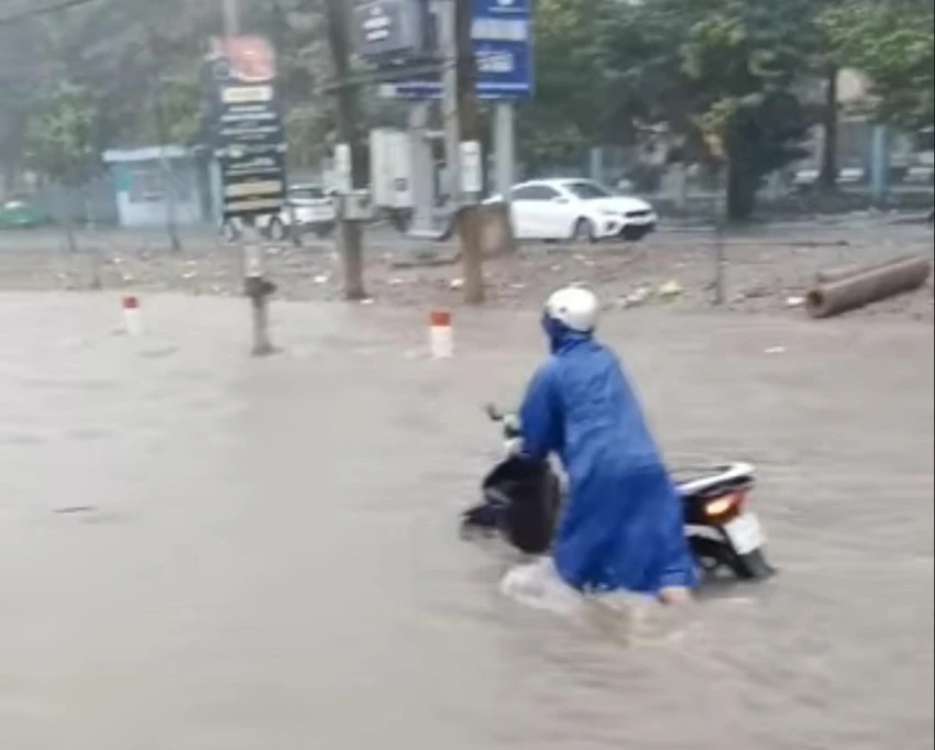 Nhiều tuyến đường bị ngập nặng. Ảnh: VH. Nhiều tuyến đường bị ngập nặng. Ảnh: VH.