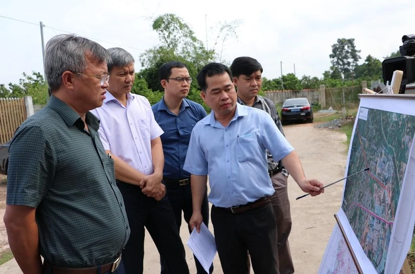 Chủ tịch UBND tỉnh Đồng Nai trong một lần khảo sát thực địa khu vực xây dựng cầu Bạch Đằng 2 nối hai tỉnh Đồng Nai và Bình Dương. Ảnh: VH Chủ tịch UBND tỉnh Đồng Nai trong một lần khảo sát thực địa khu vực xây dựng cầu Bạch Đằng 2 nối hai tỉnh Đồng Nai và Bình Dương. Ảnh: VH
