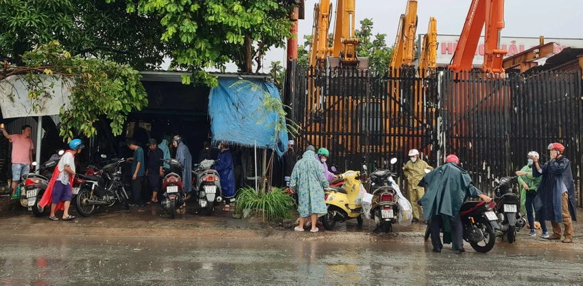 Hàng loạt xe máy bị ngập nước, chết máy: Ảnh: VH Hàng loạt xe máy bị ngập nước, chết máy: Ảnh: VH