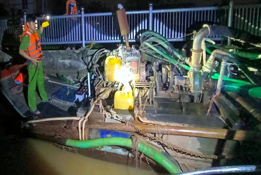 Phương tiện hút cát lòng sông Đồng Nai bị công an bắt giữ. Ảnh: CA. Phương tiện hút cát lòng sông Đồng Nai bị công an bắt giữ. Ảnh: CA.