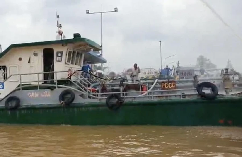 Phương tiện PCCC đường thủy tham gia dập lửa. Ảnh: CTV
