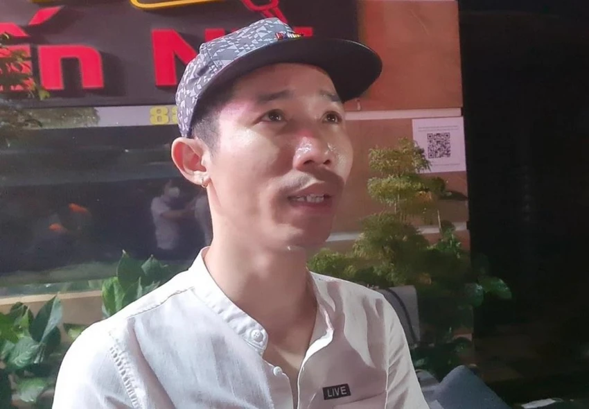 Anh Lê Quốc Tiến, người quản lý quán karaoke kể lai. Ảnh: VH. Anh Lê Quốc Tiến, người quản lý quán karaoke kể lai. Ảnh: VH.