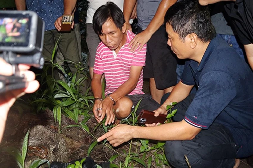 Dũng được đưa đi những nơi mà nghi can đã vứt túi đựng tiền. Ảnh: CA Dũng được đưa đi những nơi mà nghi can đã vứt túi đựng tiền. Ảnh: CA