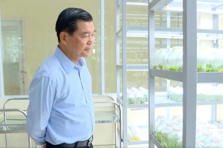 Bí thư Tỉnh ủy Nguyễn Hồng Lĩnh khảo sát tại Khu công nghệ cao công nghệ sinh học Đồng Nai. Ảnh: VH.