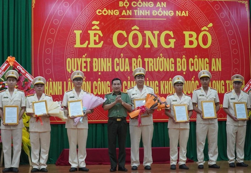 Thiếu tướng Nguyễn Sỹ Quang, Giám đốc Công an tỉnh Đồng Nai trao các quyết định điều động, bổ nhiệm công tác tại Đồn Công an sân bay Long Thành. Ảnh: VH. Thiếu tướng Nguyễn Sỹ Quang, Giám đốc Công an tỉnh Đồng Nai trao các quyết định điều động, bổ nhiệm công tác tại Đồn Công an sân bay Long Thành. Ảnh: VH.