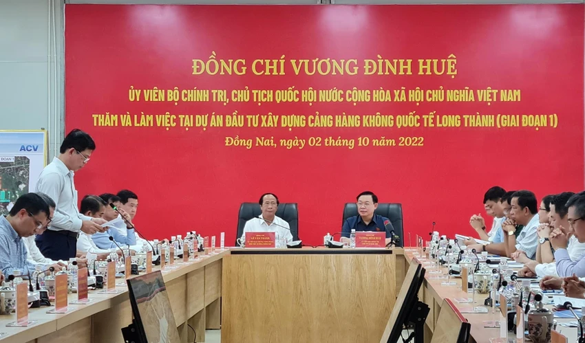 Chủ tịch Quốc hội Vương Đình Huệ và Phó Thủ tướng Lê Văn Thành cùng đoàn công tác làm việc với Bộ GTVT, tỉnh Đồng Nai và các nhà thầu. Ảnh: VH. Chủ tịch Quốc hội Vương Đình Huệ và Phó Thủ tướng Lê Văn Thành cùng đoàn công tác làm việc với Bộ GTVT, tỉnh Đồng Nai và các nhà thầu. Ảnh: VH.