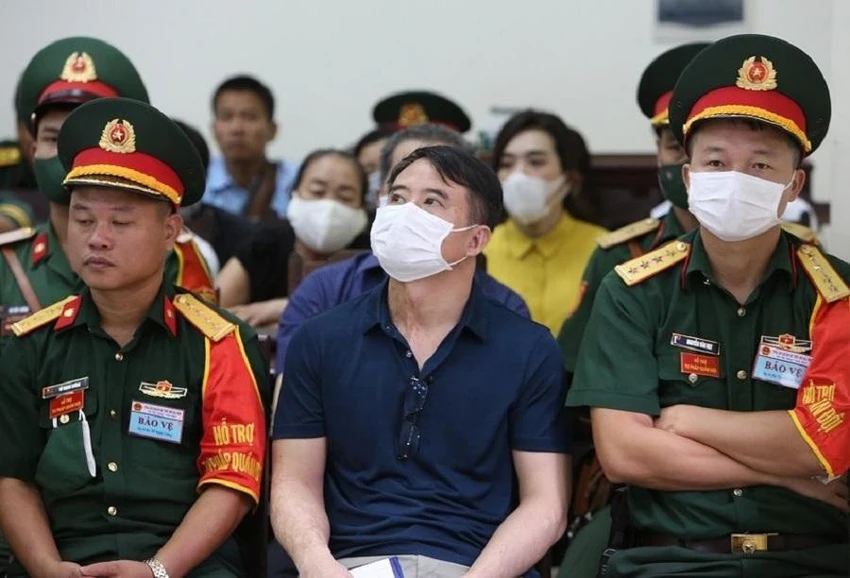 Bị cáo Nguyễn Thế Anh, cựu đại tá, cựu chỉ huy trưởng Bộ Chỉ huy Bộ đội Biên phòng tỉnh Kiên Giang bị Tòa án Quân sự Quân khu 7 tuyên án chung thân . Ảnh: UYÊN TRANG Bị cáo Nguyễn Thế Anh, cựu đại tá, cựu chỉ huy trưởng Bộ Chỉ huy Bộ đội Biên phòng tỉnh Kiên Giang bị Tòa án Quân sự Quân khu 7 tuyên án chung thân . Ảnh: UYÊN TRANG