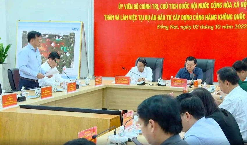 Chủ tịch UBND tỉnh Đồng Nai Cao Tiến Dũng báo cáo với Chủ tịch Quốc hội Vương Đình Huệ và đoàn công tác về những khó khăn, vướng mắc. Ảnh: VŨ HỘI.