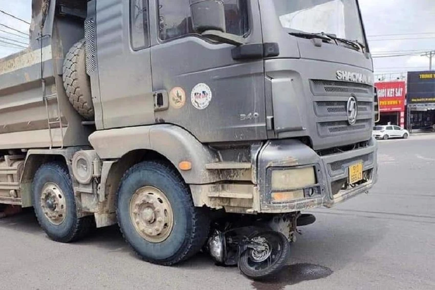 Hiện trường vụ nạn giao thông khiến một người đi xe máy tử vong. Ảnh: BN Hiện trường vụ nạn giao thông khiến một người đi xe máy tử vong. Ảnh: BN