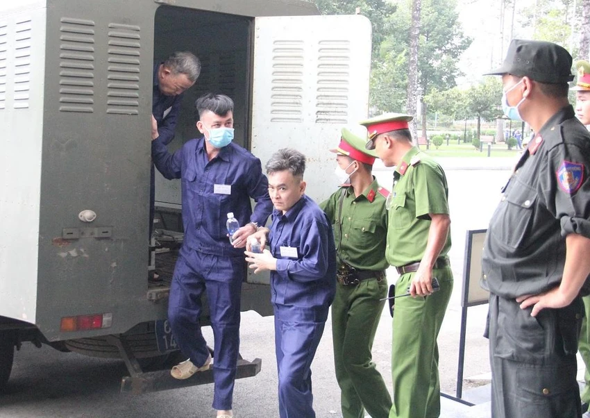 Các bị cáo đưa vào phiên tòa xét xử. Ảnh: VH. Các bị cáo đưa vào phiên tòa xét xử. Ảnh: VH.