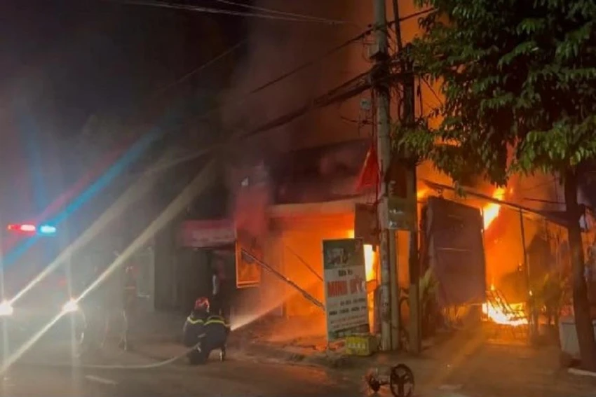 Lực lượng chức năng triển khai dập lửa. Ảnh: VH Lực lượng chức năng triển khai dập lửa. Ảnh: VH