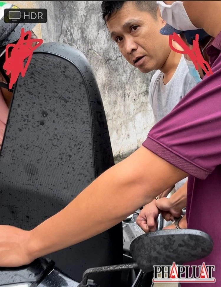 Thành bị bắt giữ cùng 2 gói ma túy tổng trọng lượng 500 gram trong cốp xe. Ảnh: VH. Thành bị bắt giữ cùng 2 gói ma túy tổng trọng lượng 500 gram trong cốp xe. Ảnh: VH.