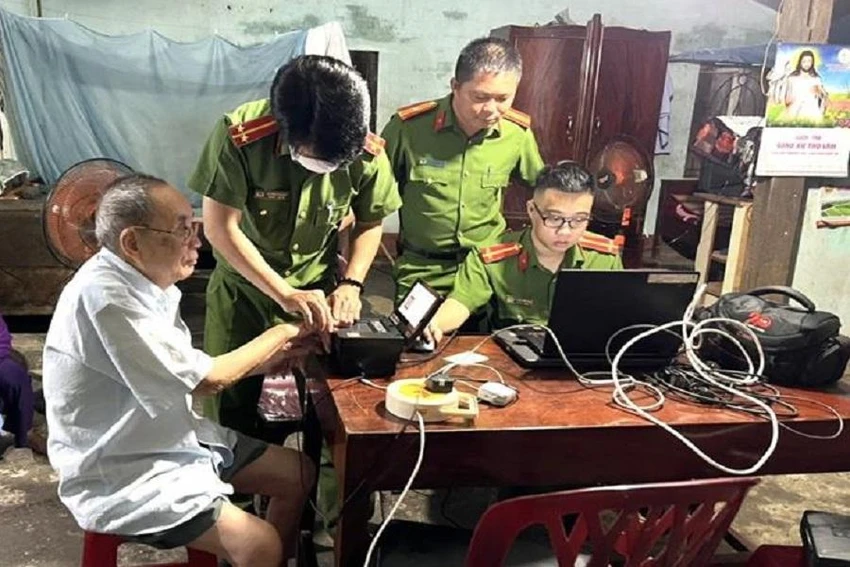 Tổ cấp CCCD lưu động thuộc Đội Cảnh sát QLHC về TTXH Công an huyện Tân Phú hỗ trợ người dân làm CCCD tại nhà. Ảnh: CA Tổ cấp CCCD lưu động thuộc Đội Cảnh sát QLHC về TTXH Công an huyện Tân Phú hỗ trợ người dân làm CCCD tại nhà. Ảnh: CA