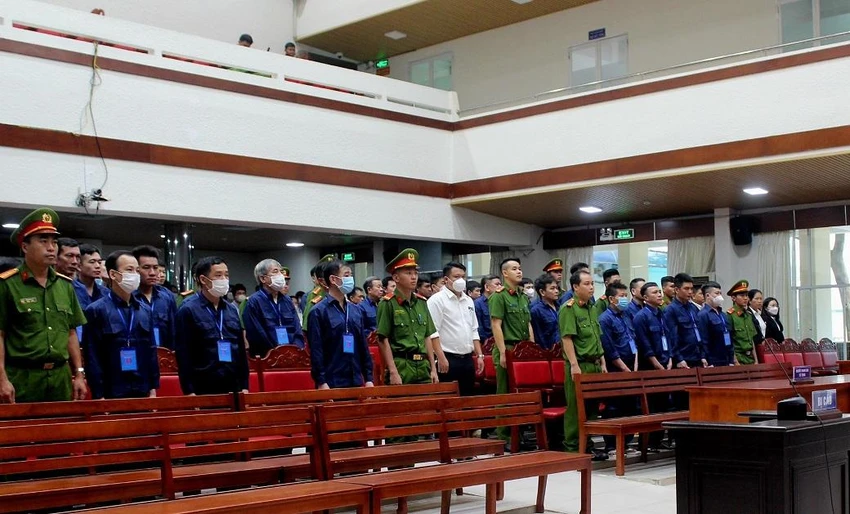 Các bị cáo nghe tòa tuyên án. Ảnh: VH. Các bị cáo nghe tòa tuyên án. Ảnh: VH.
