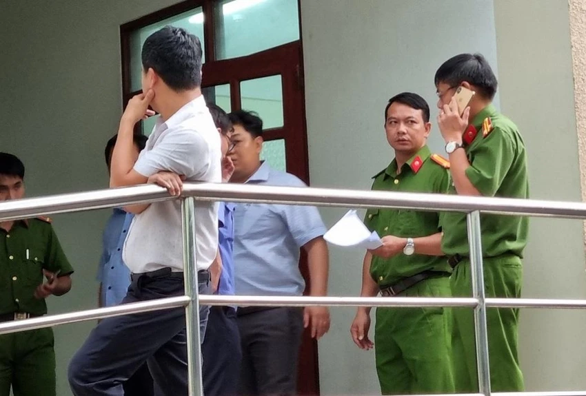 Cơ quan công an khám xét nơi làm việc của bị can Nguyễn Hoàng Nghĩa , cựu Trưởng phòng TNMT huyện Long Thành. Ảnh: VH Cơ quan công an khám xét nơi làm việc của bị can Nguyễn Hoàng Nghĩa , cựu Trưởng phòng TNMT huyện Long Thành. Ảnh: VH