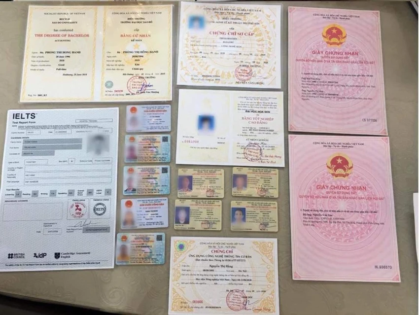 Giấy tờ các loại được đường dây này làm giả. Ảnh VH. Giấy tờ các loại được đường dây này làm giả. Ảnh VH.