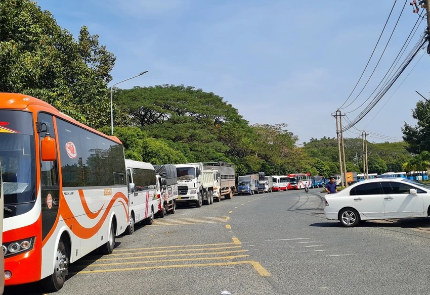 Xe xếp hàng dài bên ngoài đường KCN 2 Biên Hòa trước cổng Trung tâm đăng kiểm xe cơ giới 60.01S. Ảnh: VŨ HỘI.