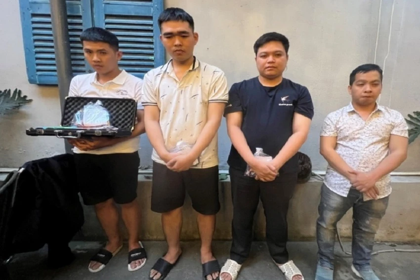 Một trong 3 nhóm đánh bạc tại quán cà phê bị công an bắt quả tang. Ảnh: VH. Một trong 3 nhóm đánh bạc tại quán cà phê bị công an bắt quả tang. Ảnh: VH.