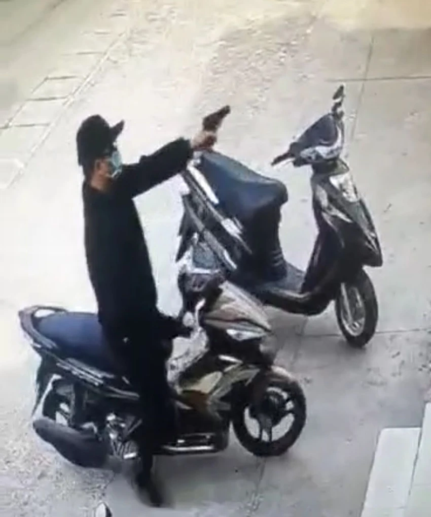 Hình ảnh Tùng dùng súng nhựa đe dọa bảo vệ của ngân hàng để trốn chạy. Hình ảnh Tùng dùng súng nhựa đe dọa bảo vệ của ngân hàng để trốn chạy.