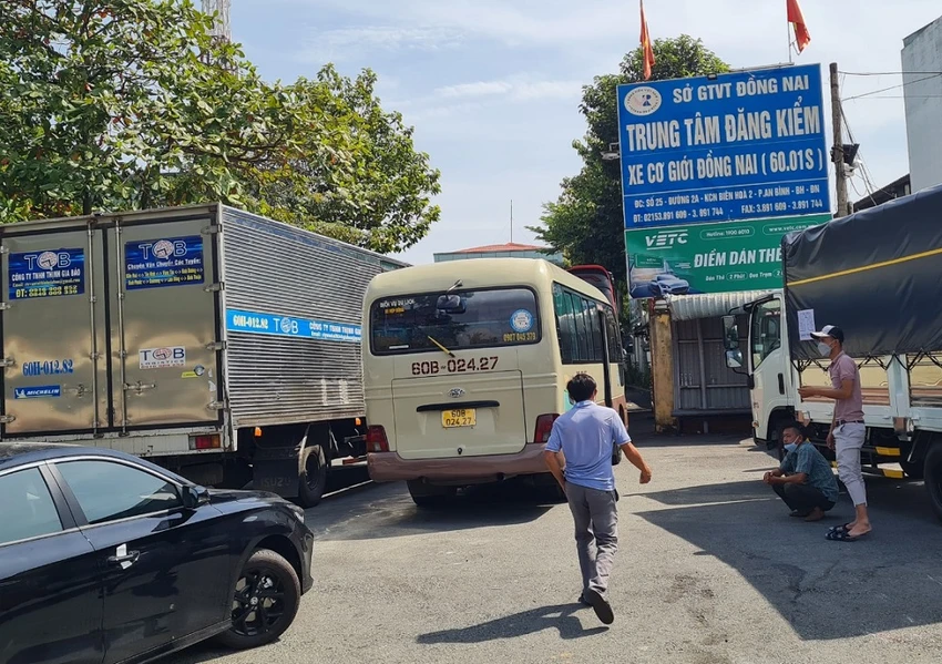 Các Trung tâm đăng kiểm xe cơ giới ở Đồng Nai đang trong tình trạng quá tải. Ảnh: VH. Các Trung tâm đăng kiểm xe cơ giới ở Đồng Nai đang trong tình trạng quá tải. Ảnh: VH.