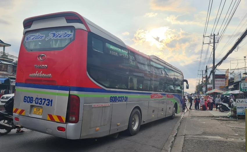 Một xe khách dừng đón khách bên đường. Ảnh: VH. Một xe khách dừng đón khách bên đường. Ảnh: VH.