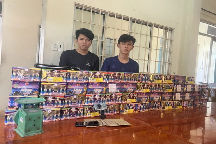 Diễn và Lộc bị bắt cùng tang vật hơn 90kg pháo. Ảnh: VH Diễn và Lộc bị bắt cùng tang vật hơn 90kg pháo. Ảnh: VH