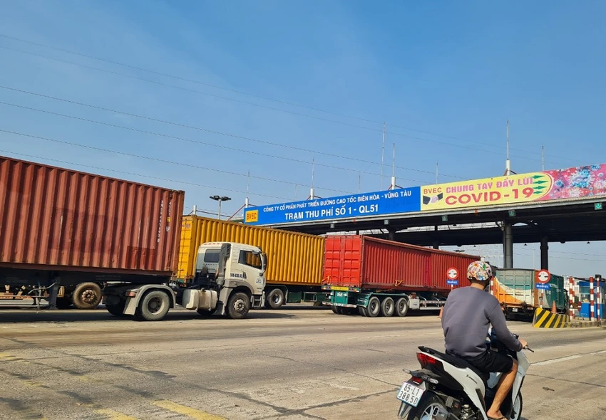 Các trạm thu phí BOT trên quốc lộ 51 hiện vẫn chưa lắp đặt thu phí không dừng theo quy định. Ảnh: VH. Các trạm thu phí BOT trên quốc lộ 51 hiện vẫn chưa lắp đặt thu phí không dừng theo quy định. Ảnh: VH.