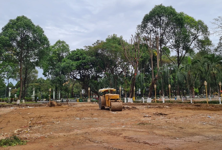 Một góc công viên Biên Hùng đang được mở rộng làm bãi đậu xe công cộng. Ảnh: VH. Một góc công viên Biên Hùng đang được mở rộng làm bãi đậu xe công cộng. Ảnh: VH.