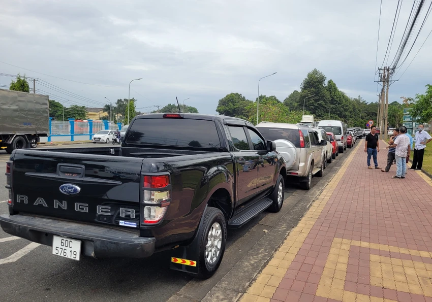 Xe chờ bên ngoài của Trung tâm đăng kiểm xe cơ giới 60.01S (KCN Biên Hòa 2). Xe chờ bên ngoài của Trung tâm đăng kiểm xe cơ giới 60.01S (KCN Biên Hòa 2).
