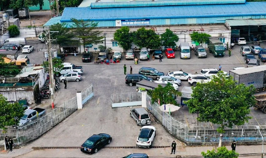 Rất nhiều lực lượng công an tiến hành kiểm tra, khám xét Trung tâm đăng kiểm xe cơ giới 60.04D. Ảnh: VH.