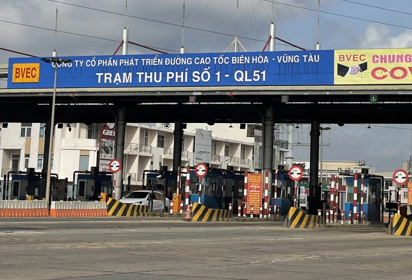 Việc tạm dừng thu phí khiến khu vực trạm thu phí BOT quốc lộ 51 thông thoáng. Ảnh: VH.