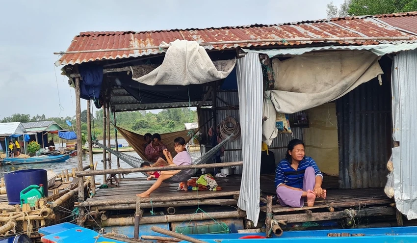 Cuộc sống của một gia đình ngư dân dưới lòng hồ Trị An. Ảnh: VŨ HỘI. Cuộc sống của một gia đình ngư dân dưới lòng hồ Trị An. Ảnh: VŨ HỘI.