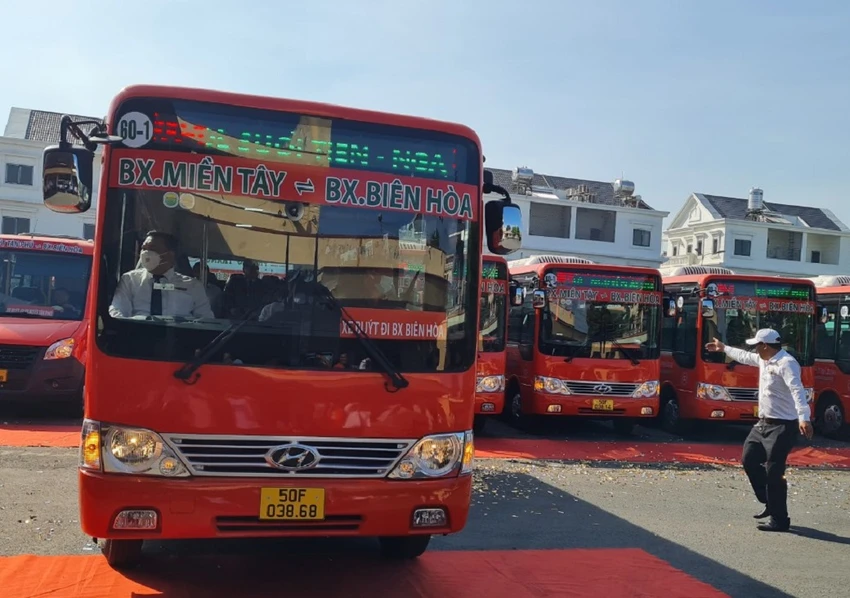 Xe buýt chạy tuyến từ Bến xe Biên Hòa đến bến xe Miền Tây. Ảnh: VH.