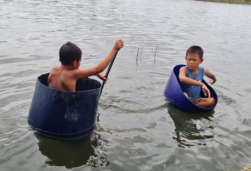 Những hình ảnh quen thuộc hàng ngày của những đứa trẻ dưới lòng hồ Trị An. Những hình ảnh quen thuộc hàng ngày của những đứa trẻ dưới lòng hồ Trị An.