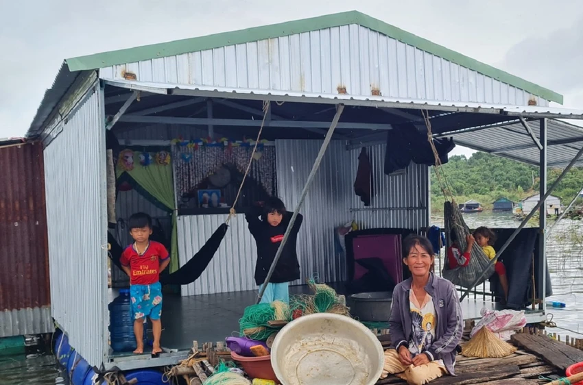 Tất cả vui chơi của các em nhỏ đều trên những chiếc bè cá. Tất cả vui chơi của các em nhỏ đều trên những chiếc bè cá.