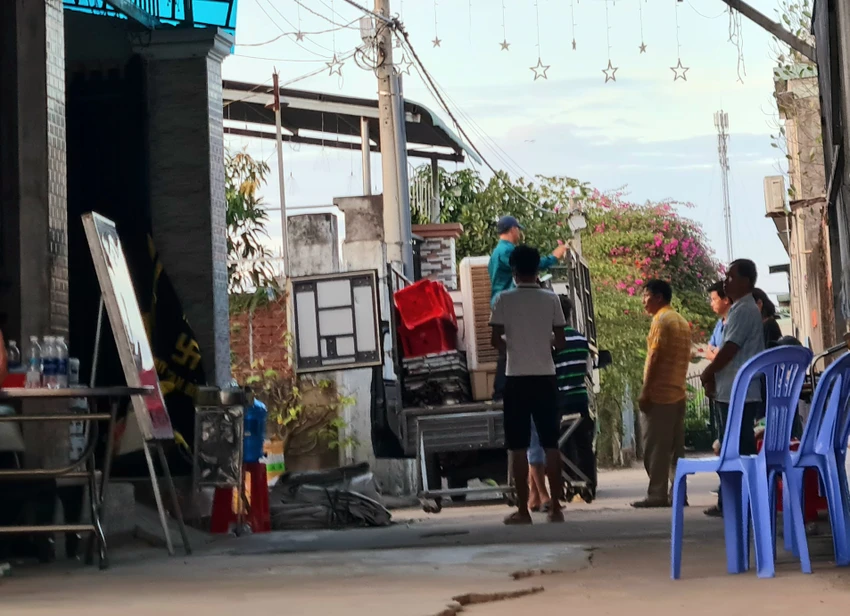 Người thân gia đình nạn nhân bàng hoàng trước sự việc đau lòng. Ảnh VH. Người thân gia đình nạn nhân bàng hoàng trước sự việc đau lòng. Ảnh VH.